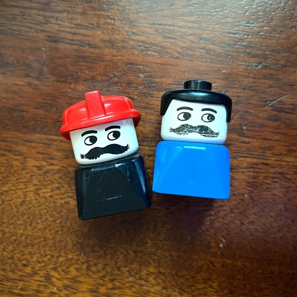 Duplo vintage fire and police pieces